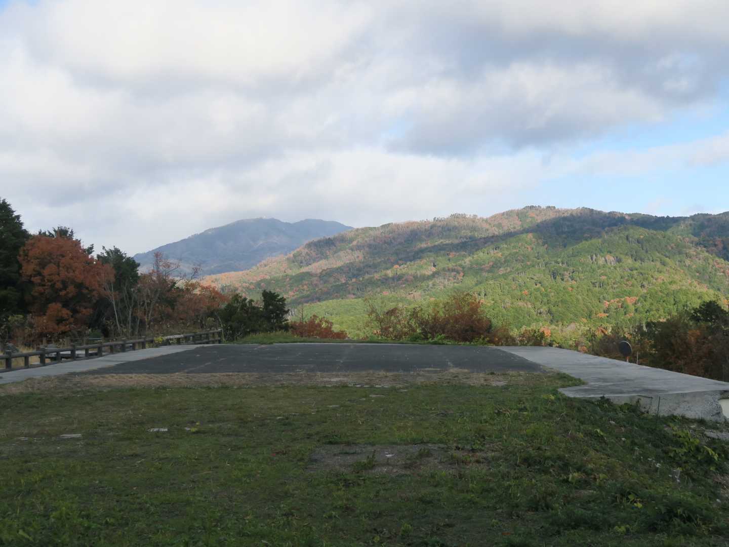 東山山頂公園へ着いた。
向こうは比叡山。手前の山の左斜面には大文字のようだ。