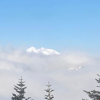 白山も雲海の上に顔出したようです。