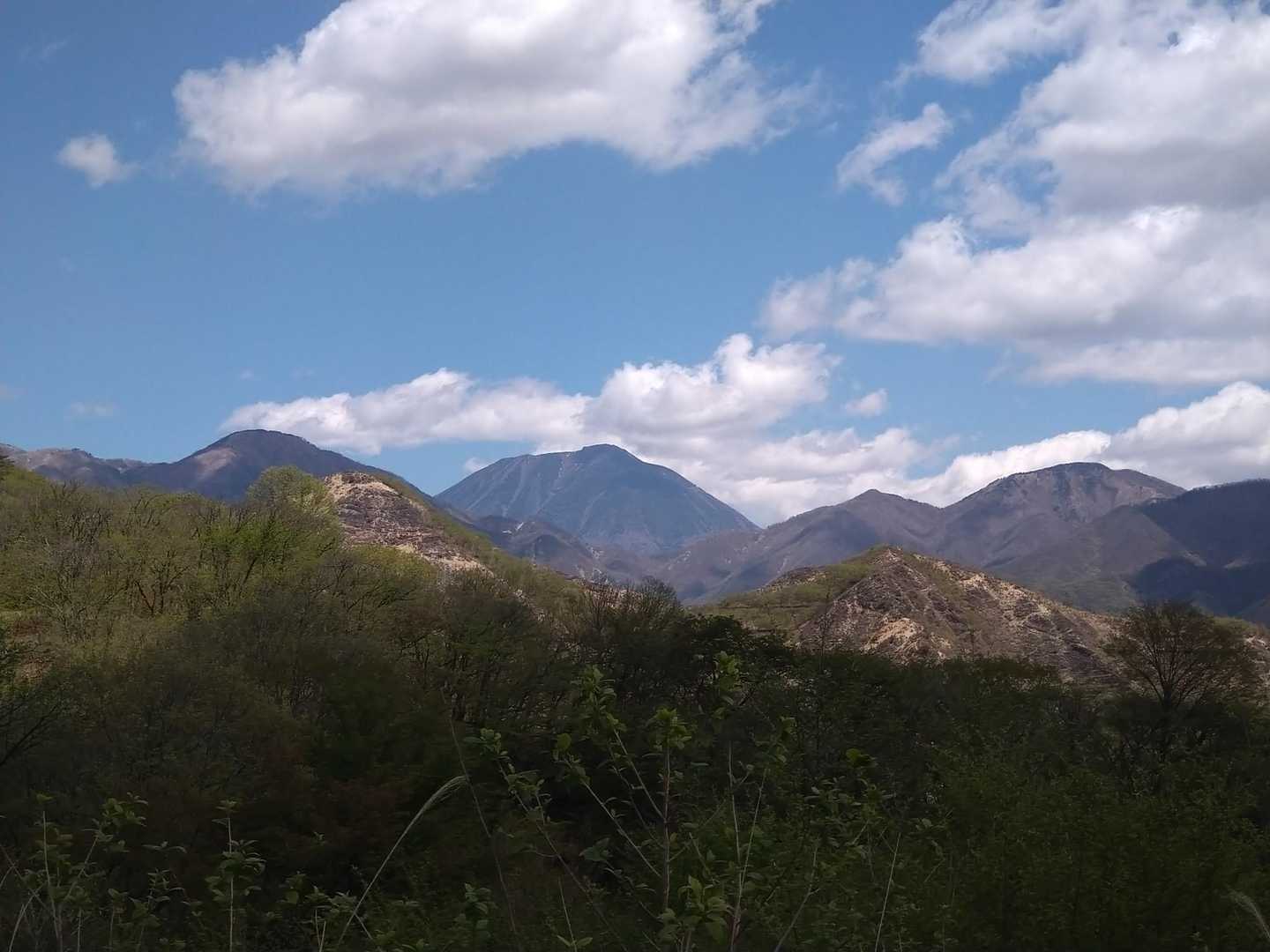 駐車場から。社山と半月山を従えてる男体山のこのアングルはなかなか面白い😁
今日は、ツツジと素晴らしい景色を見ることができ、非常に楽しい山行となりました😀
お疲れ様でした！