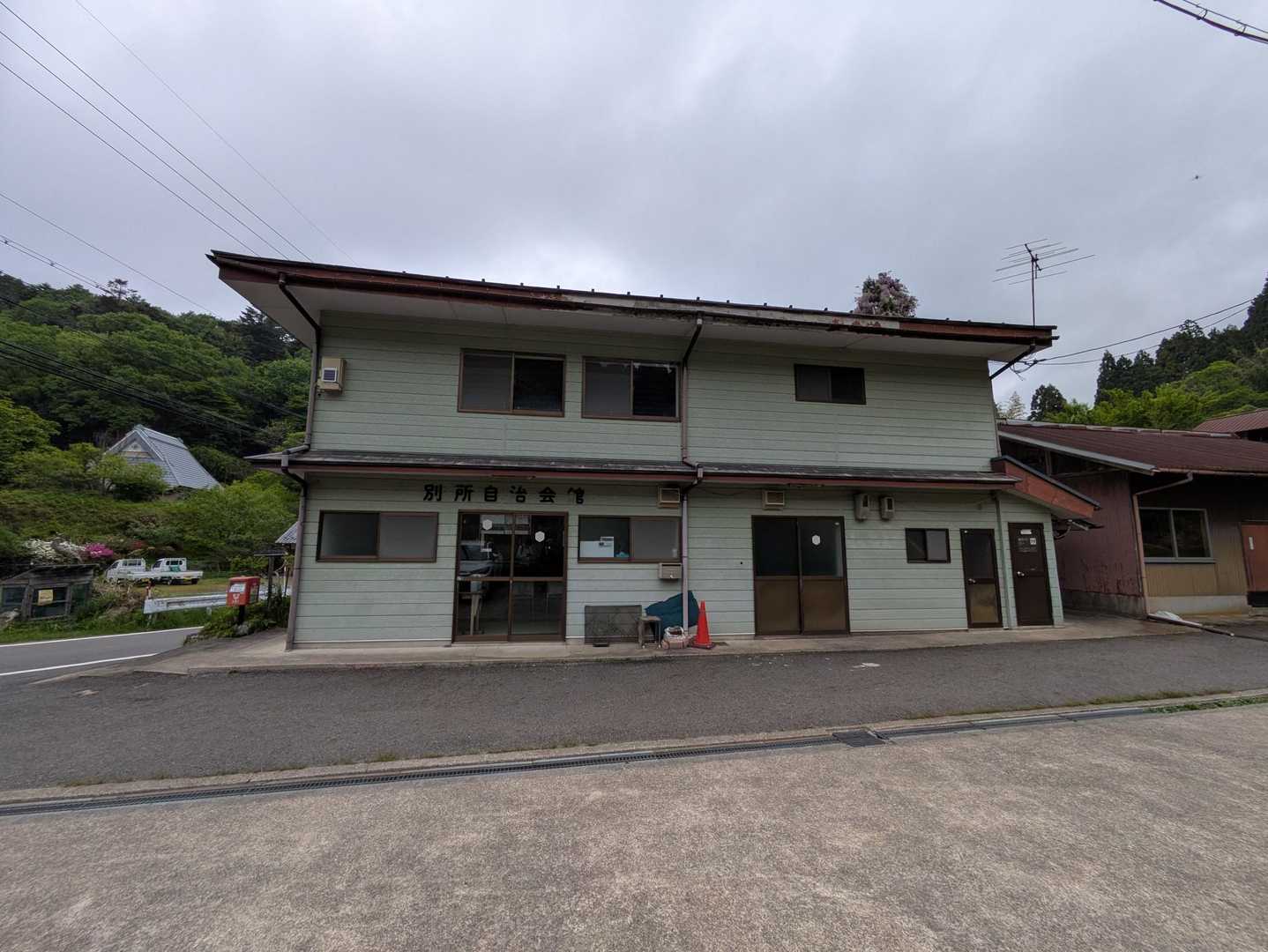自治会館の前に駐車スペースありますが止めてはいけません
奥に駐車場あります
料金300円
