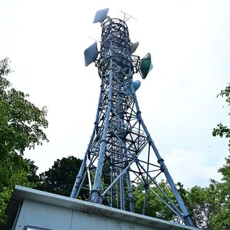 無事馬の背を渡り電波塔に到着😮‍💨
ここが明神山山頂かと思ったら違ってた😅