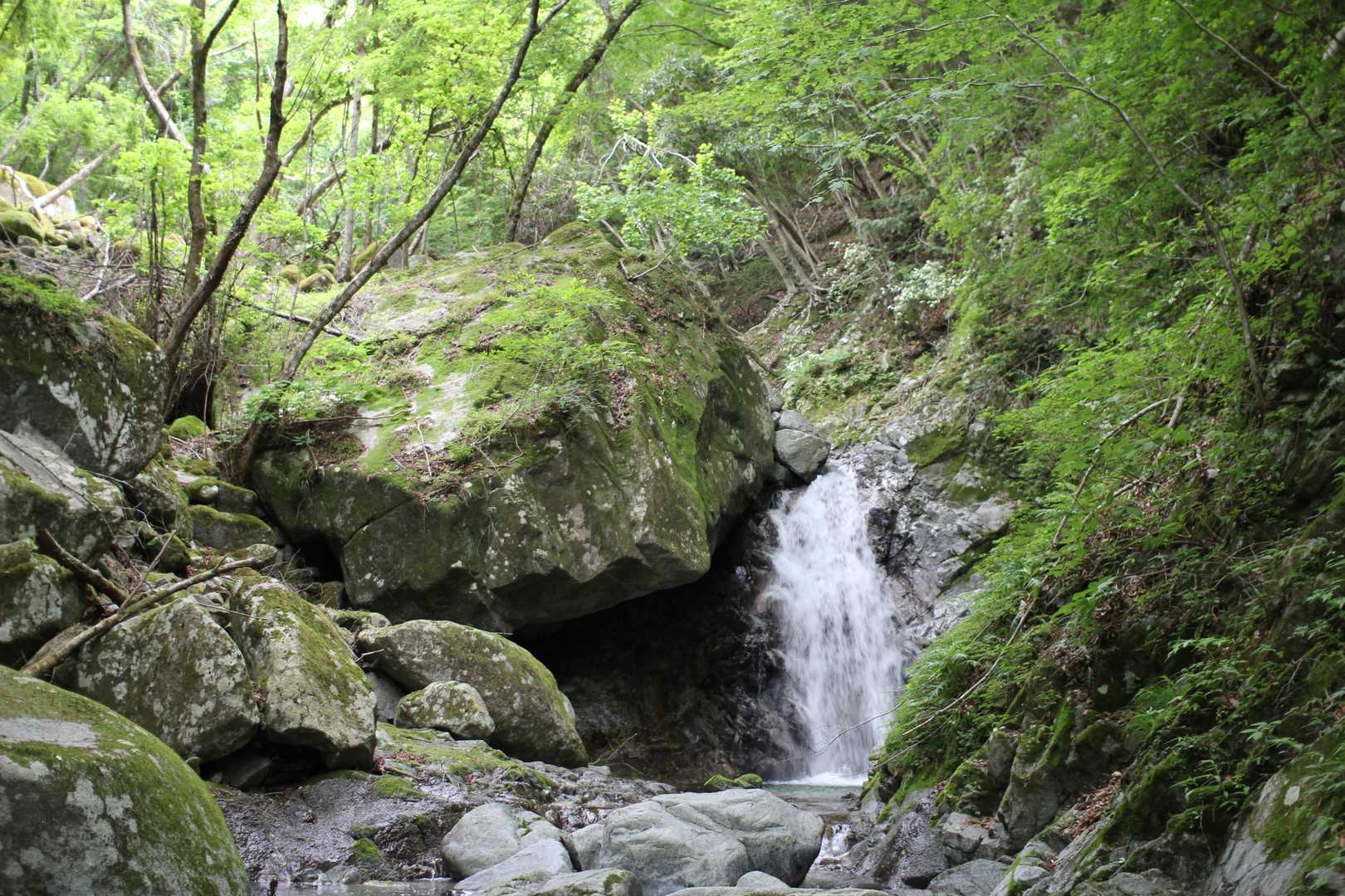 まだまだ巨岩と滝の世界は続く