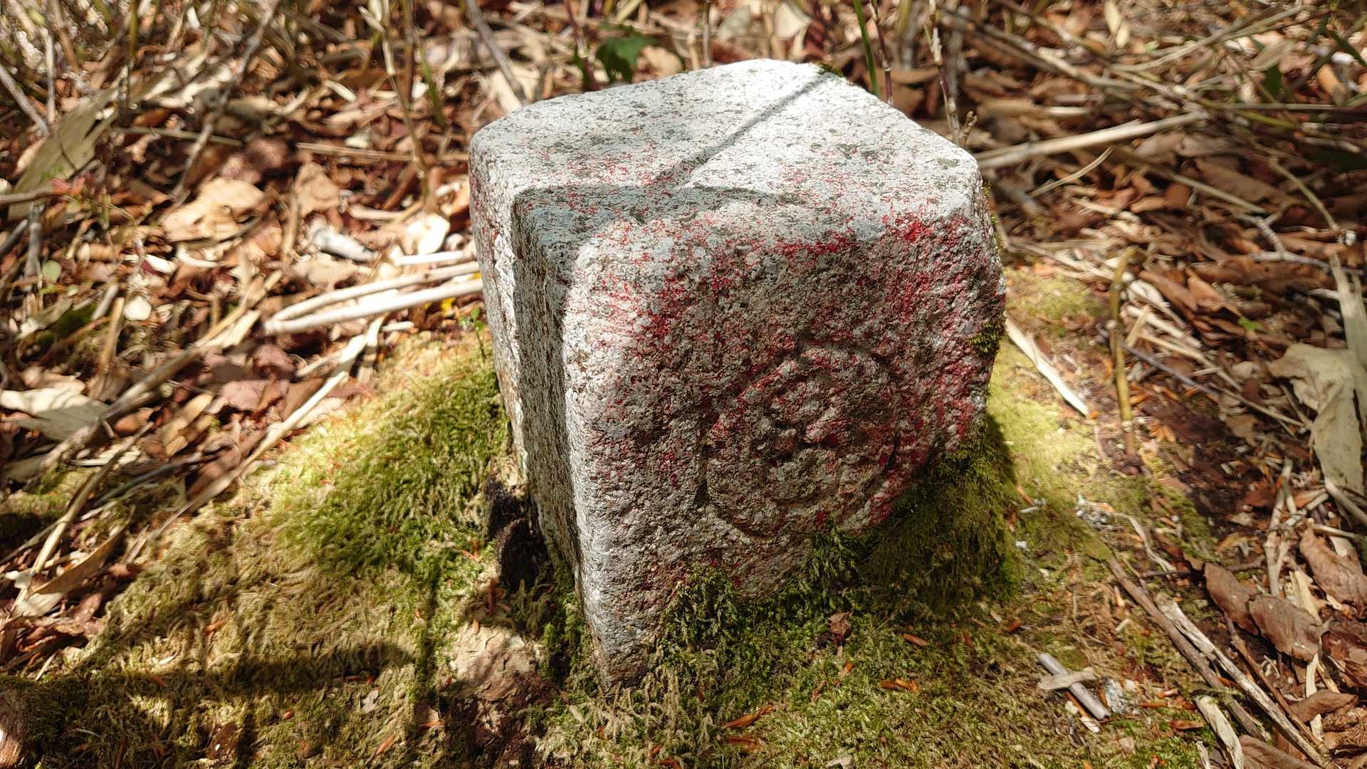 宮標石が山頂より少し北側に