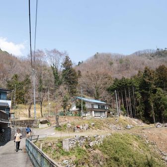 ようやく人里に降りて来ましたが、ここから駅まで辛いアスファルトの道です。