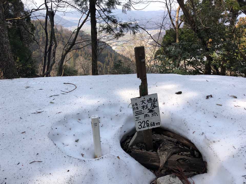山頂の三角点。