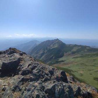 山頂からの景色　手前の山はポントナシベツ岳（南喜岳）