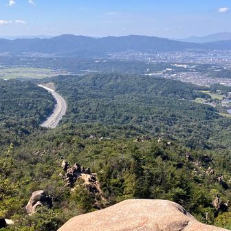 下山中の天狗道尾根筋から新名神高速道路を望む。