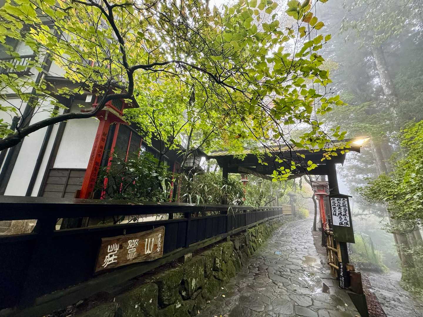 宮田ガイドおすすめの宿坊、山香荘。初めて御岳山の宿坊泊まるのにおすすめのお宿だそう。とても素敵な門構え