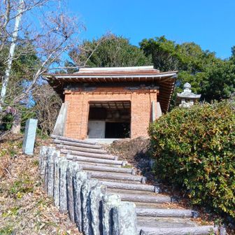 展望所のすぐ上には聖岳山頂の神社
