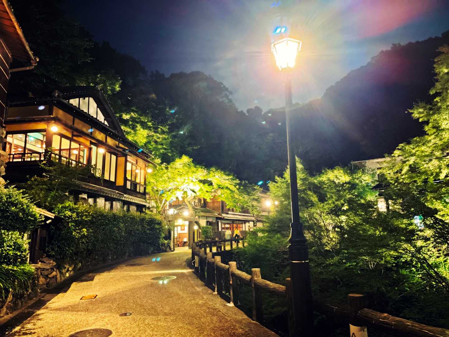 一の橋から出発して音羽山荘附近。光が蝶々やハートみたいで面白い。
