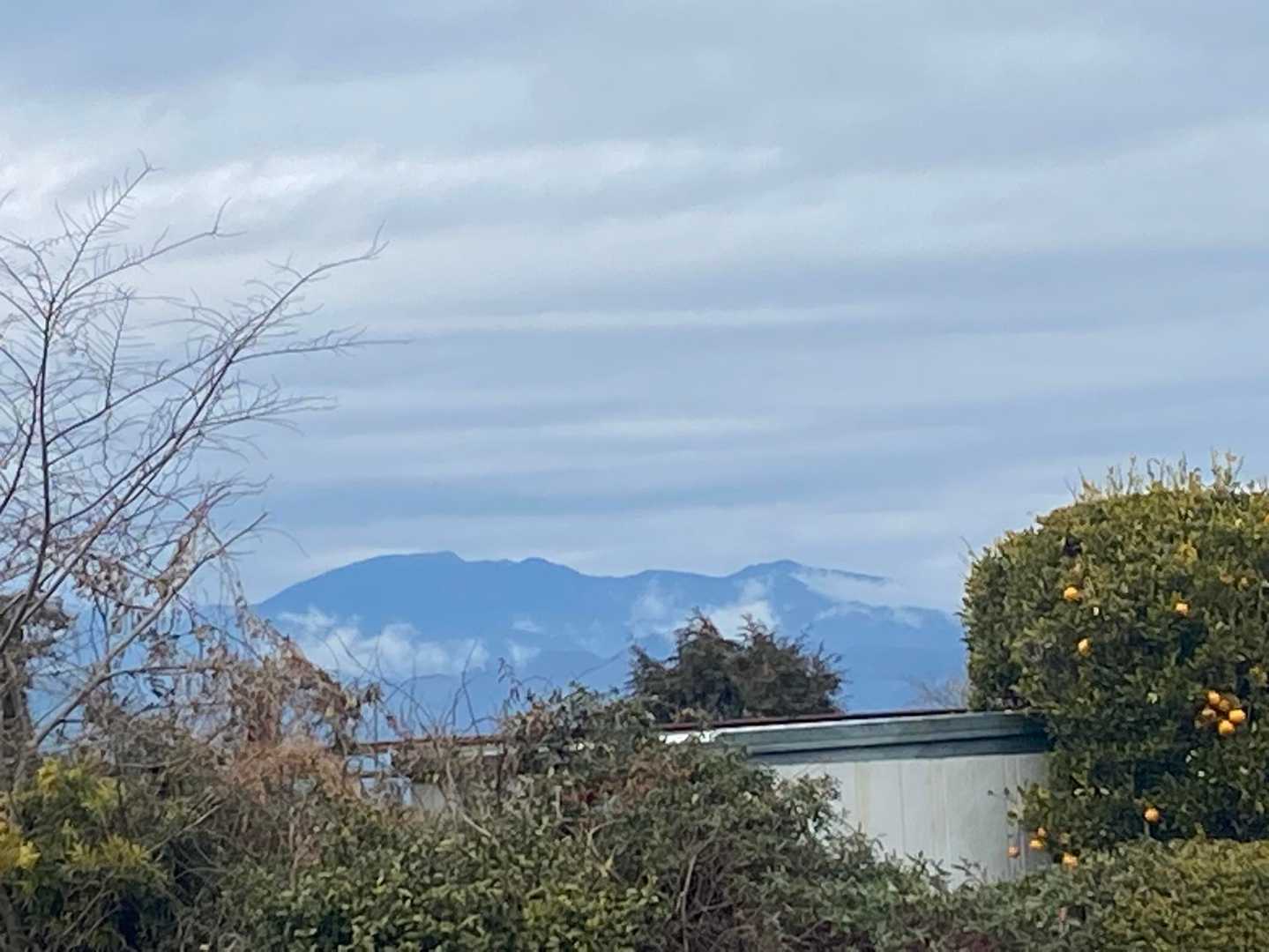 下って来ました。
正面の山は昨日登った平治の段ですね⛰