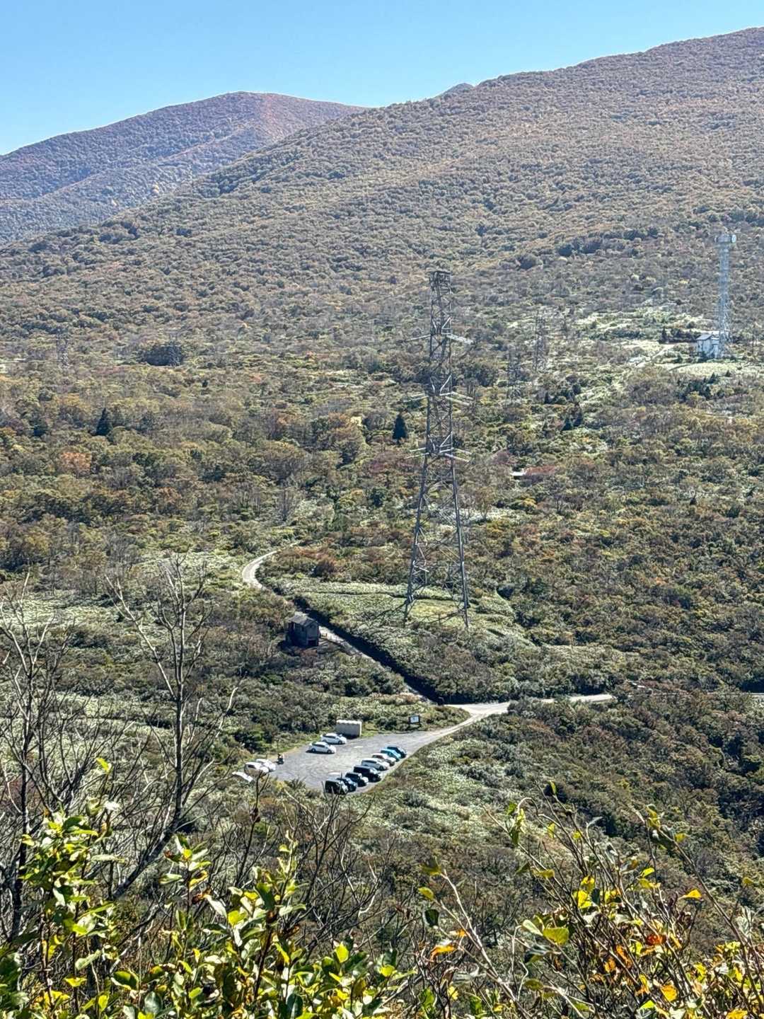 登山道から見下ろす駐車場