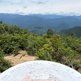 暗雲立ち込める赤石山系方面
行かなくて正解だったのかもと思いつつもやはり口惜しい