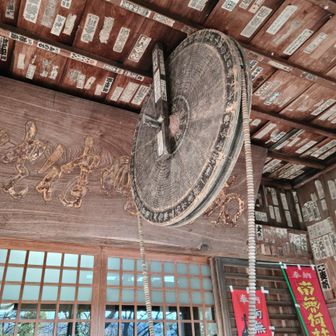 阿弥陀寺の本堂にある珍しい車
紐をひくと紐についた数珠と共にくるくるまわる

フォレストアドベンチャーから引用しました。
百万遍転法輪」と言い、「南無阿弥陀仏」と念じながら廻すと、一周回すごとに般若心経を千回唱えたのと同じ功徳があるとか。江戸中期の天明4(1784)年に造られたもので、箱根町指定の文化財です。