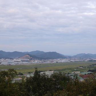 奧之宮の裏手からは各務原の航空自衛隊の
基地が見えました。この山は航空祭の時は
絶好の展望台となるようです。