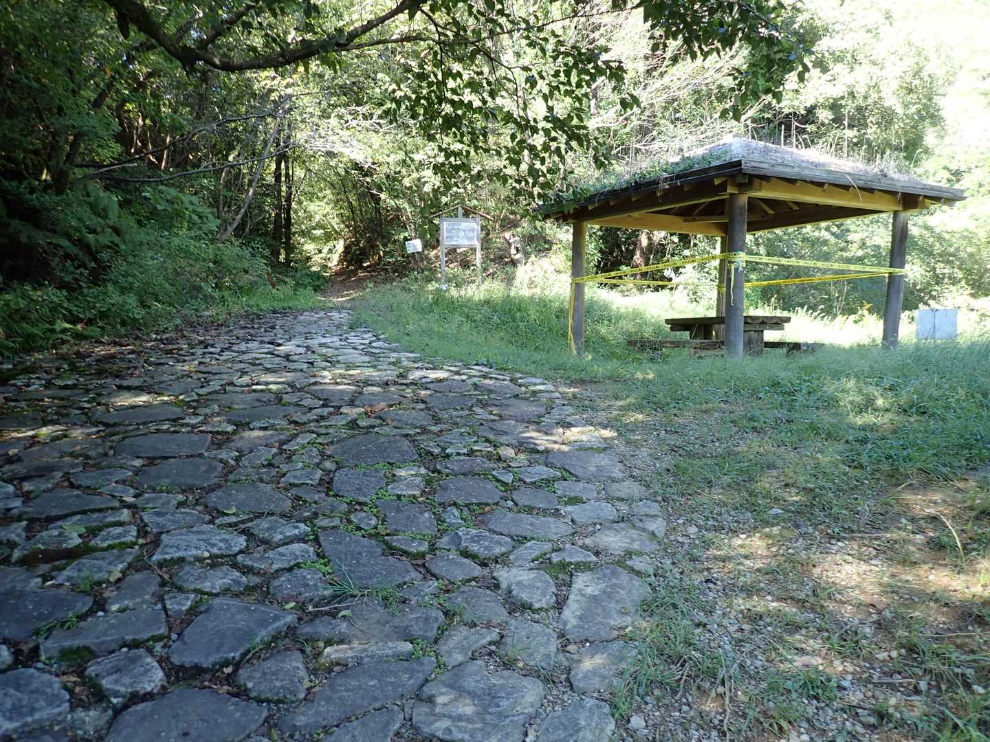 なんだかんだで石畳の道へ出てきました