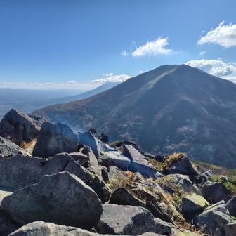 東峰からニセコアンヌプリ、左奥に羊蹄山が少し