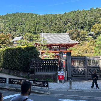 勝運・勝ちダルマの寺 勝尾寺の正面に出てきました。なかなかの人出です。そして、ほとんど外国の方。入山料は500円です。
