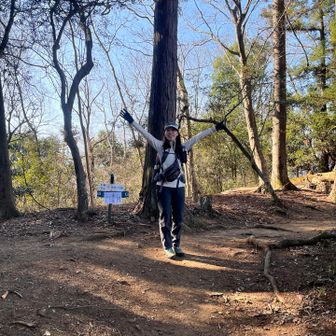 金剛山の山頂にて
今日もご機嫌なWOLFさん🤭
\( ˆoˆ )/

さんさんと降り注ぐ朝日と、キリッとした空気が気持ち良かったです☺️