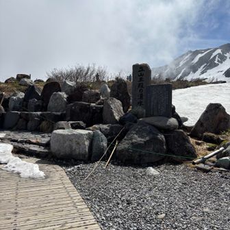 立山玉殿の清水
雪が溶けてみえてます
水は枯れてました