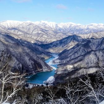 エメラルドグリーンの静内川に静内ダム✨
日高山脈の主稜線がとても素敵でした🏔️