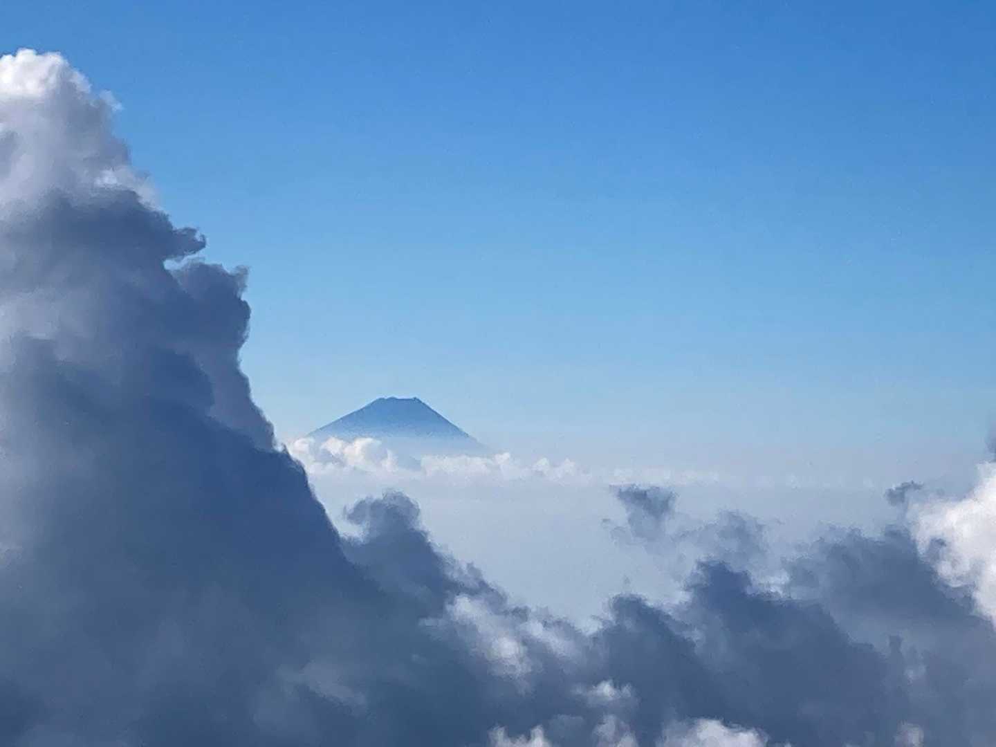 赤岳から下りようとしたところで雲に隠れていた富士山がお出まし🗻
いつもいつも本当に自分ってタイミングいい