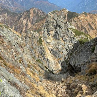 池ノ谷ガリーの先に恐ろしげな小窓ノ王南壁