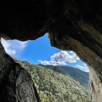 降ってくると青空も見える