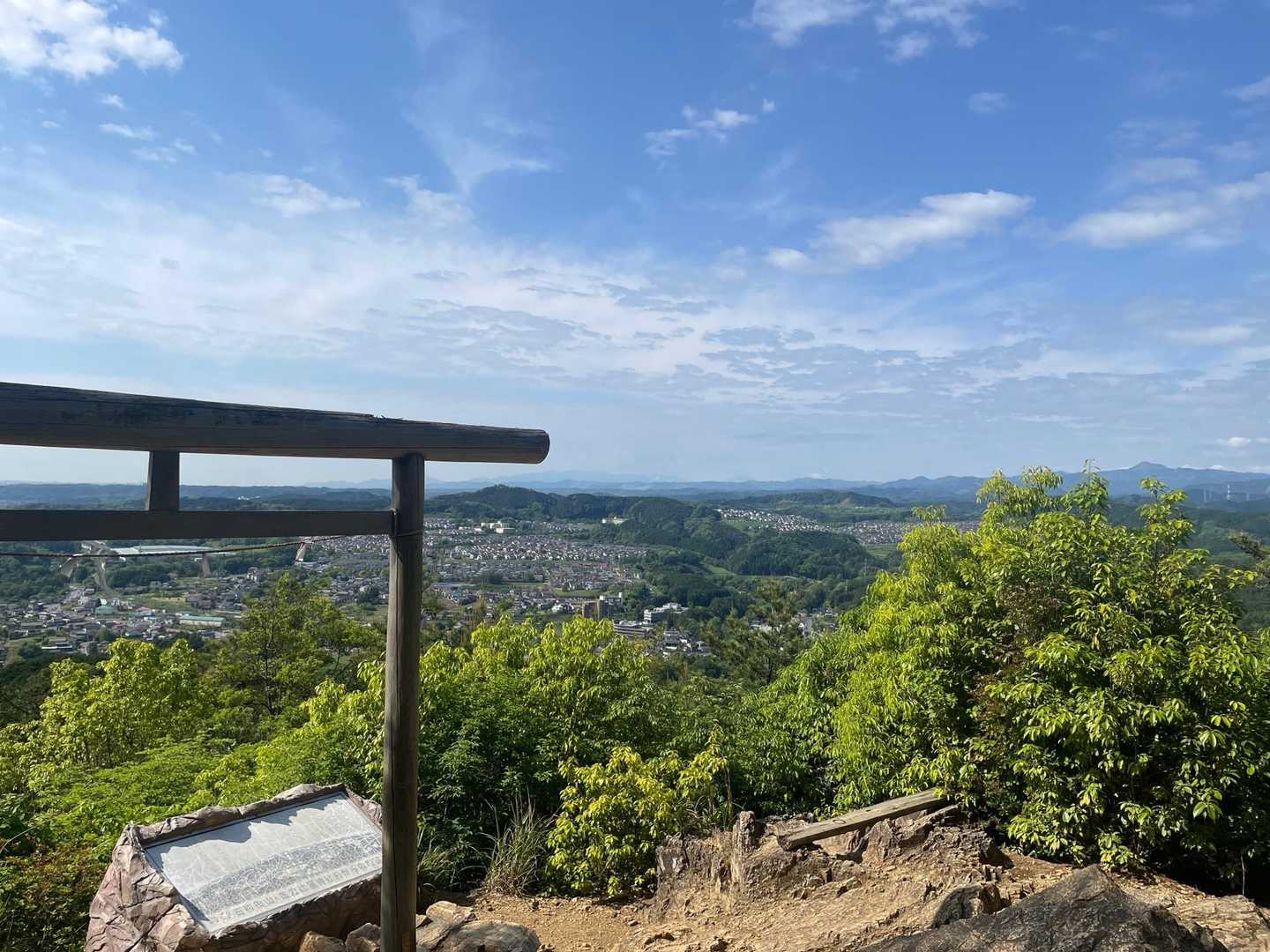 二の鳥居　晴れてるけど雲が多め