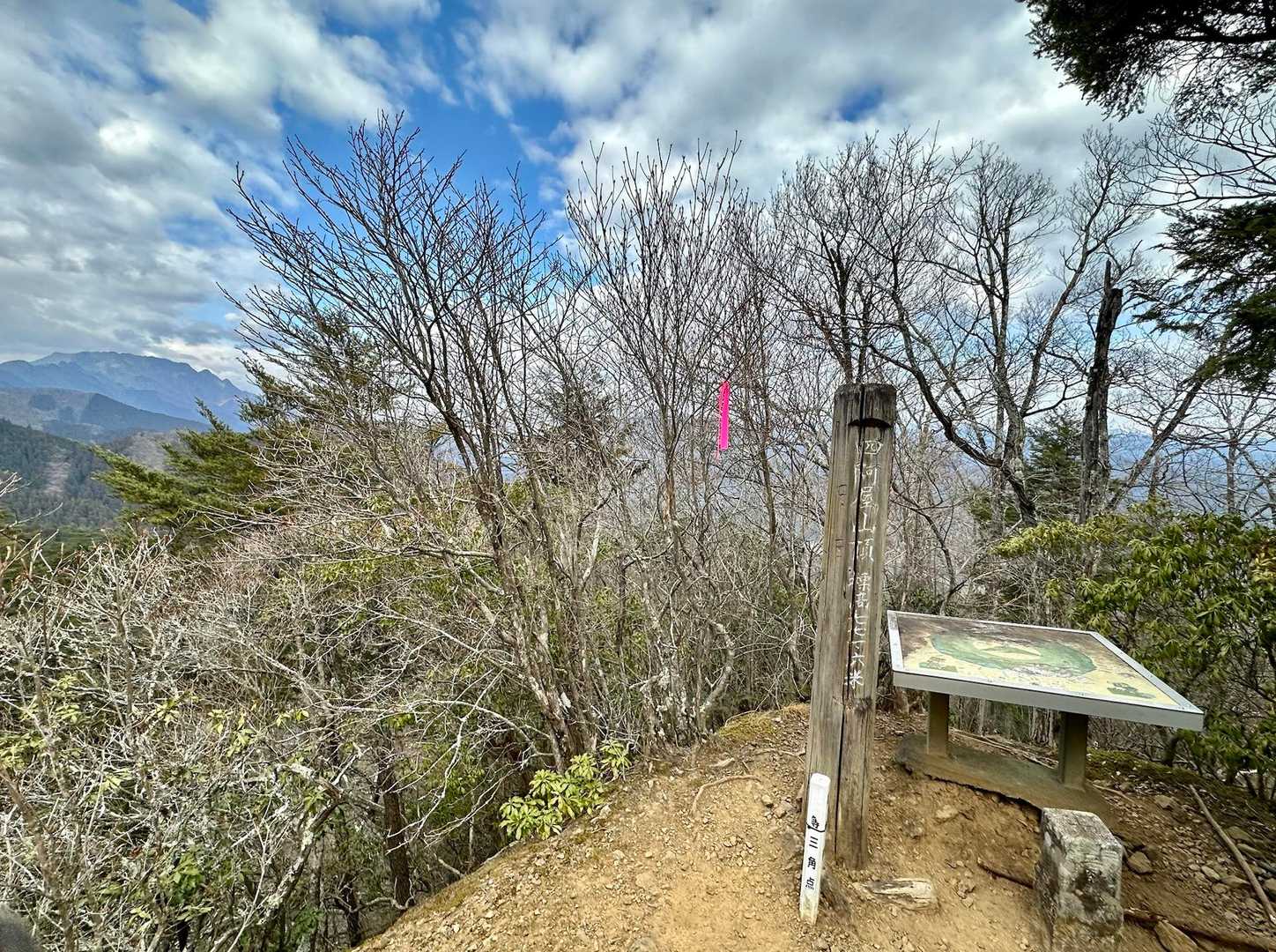 山頂碑と両神山