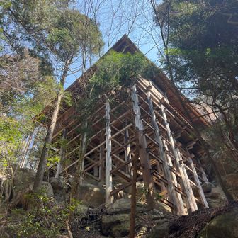 太神山の巨石に寄り添うように建てられた
太神山不動寺（たいじさんふどうじ）
平安時代初期に創建された懸造りは圧巻です