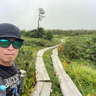西吾妻山に向かう木道。
山頂・だ・け・は晴れる私達が近づいて来てもいっこうに晴れてこない。
何故？