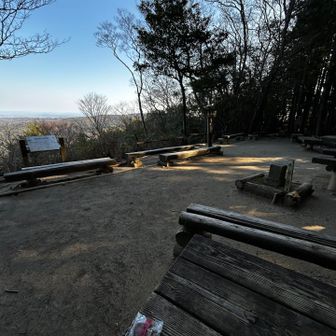 ちょっと一息😋今日は、雲興寺まで行く気満々頑張る💪

ちょうど山頂に上がってきた常連さんとヤマザクラご一緒に行ける事に🙏