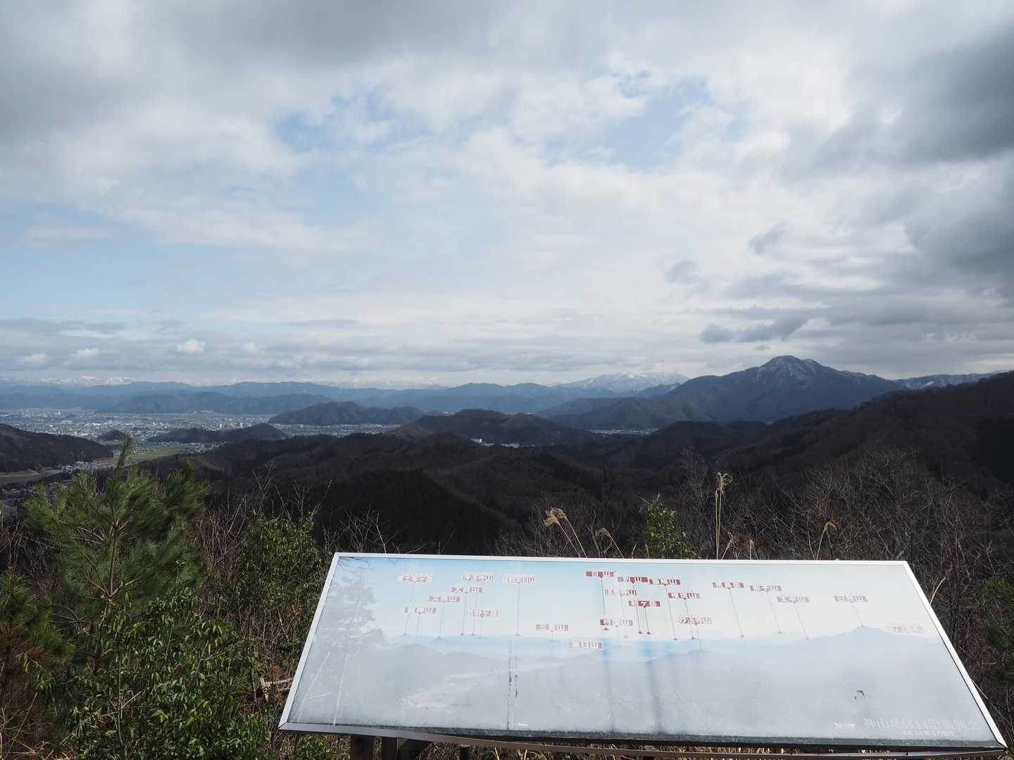 眺望の良い山頂、さてここから先は未踏です