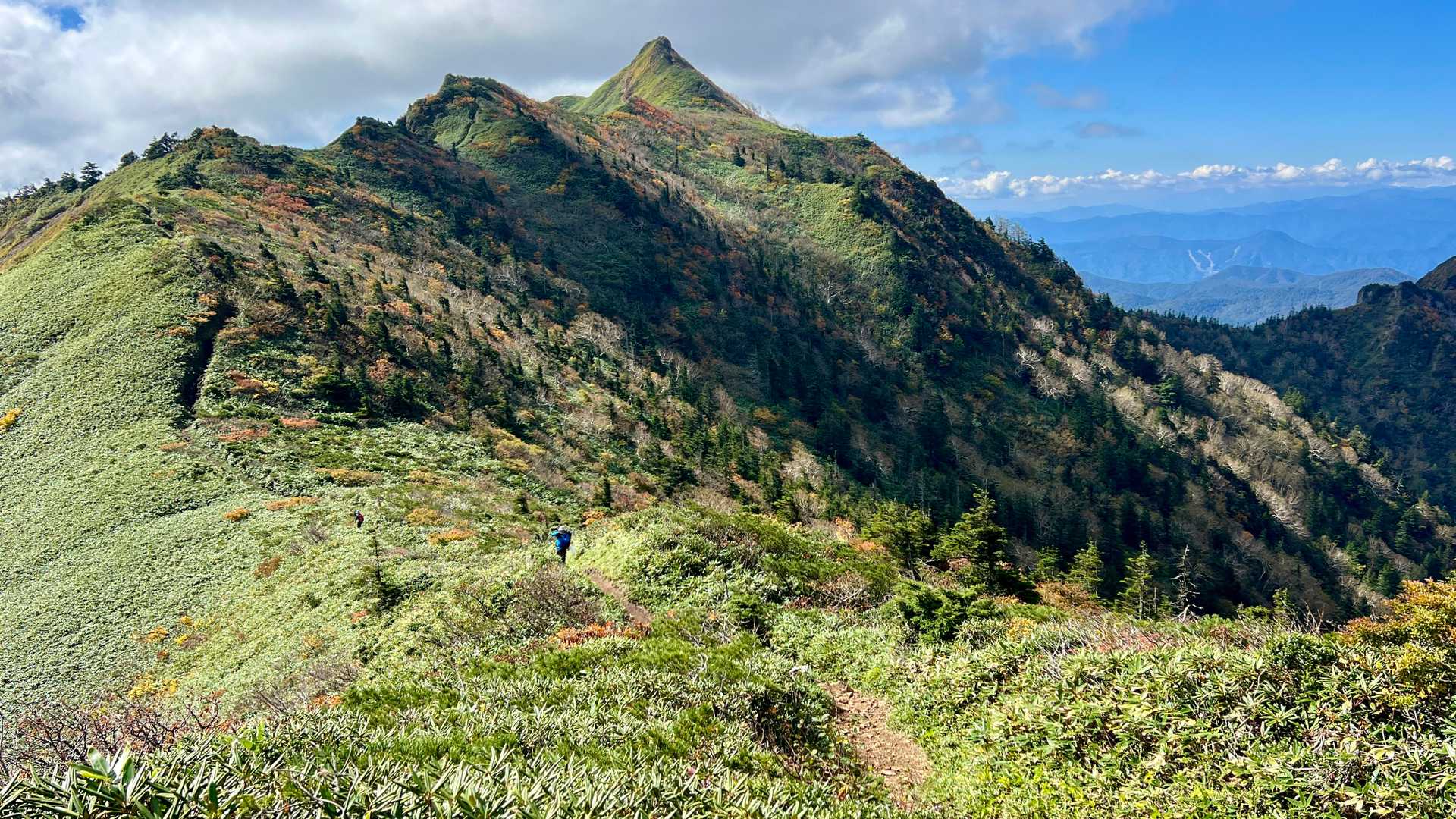 振り返ると剣ヶ峰山が格好いい