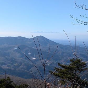 山頂からの眺望
遠くに那須連山が見えると、山頂で出会った女性が教えてくれました😊