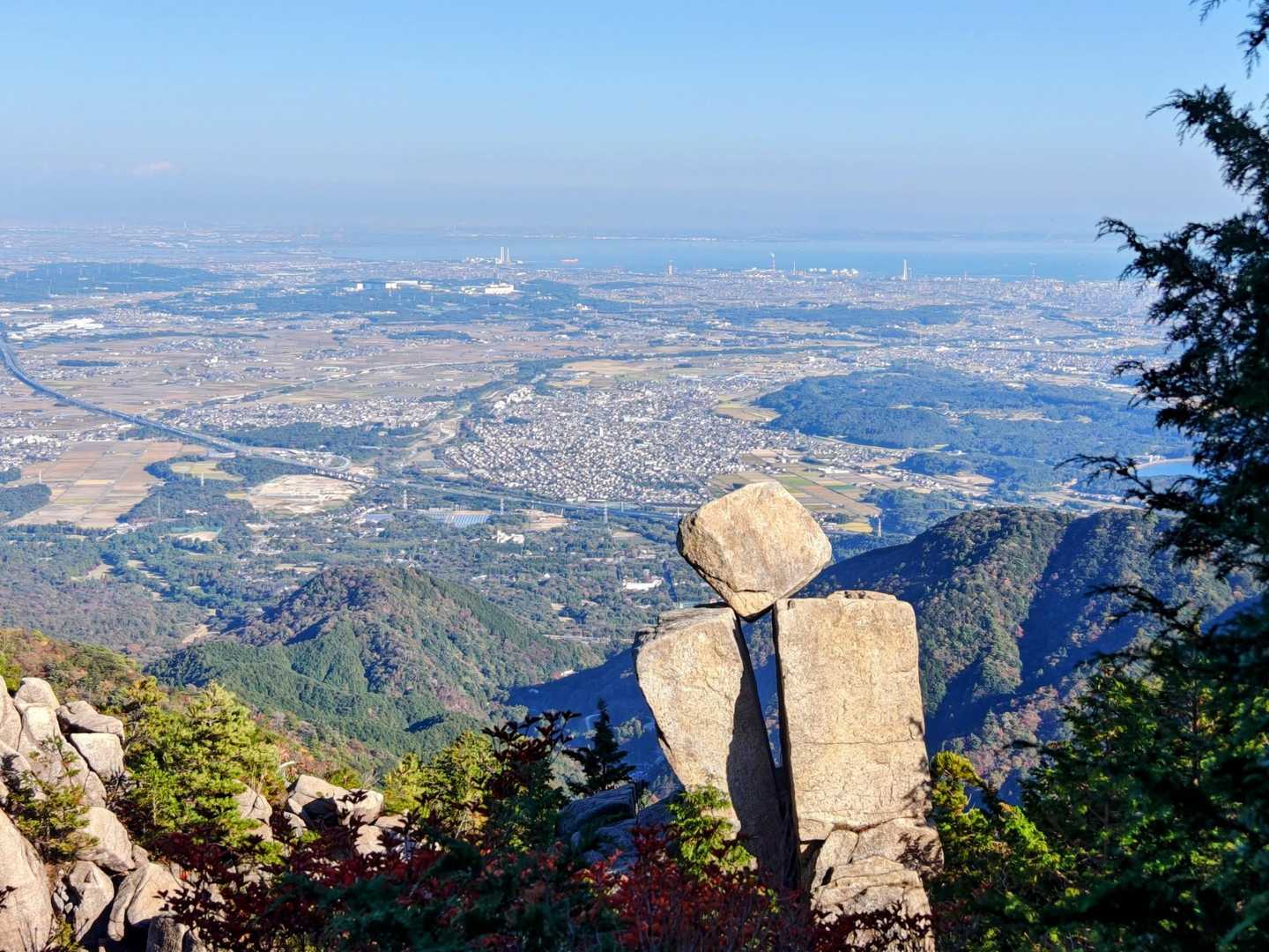 中道コース | 大迫力の奇岩が連なる岩尾根、ロープウェイでも行ける鈴鹿の名峰の写真