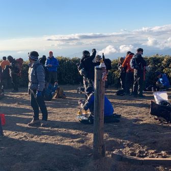 山頂はまだ人たっくさん。記念撮影渋滞発生してました。