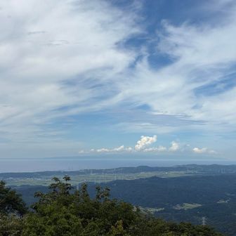 薄ら、佐渡島が見える