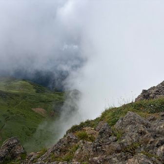 霧がふっと消えて旧道が出てきたんですね。



行けってことか…。