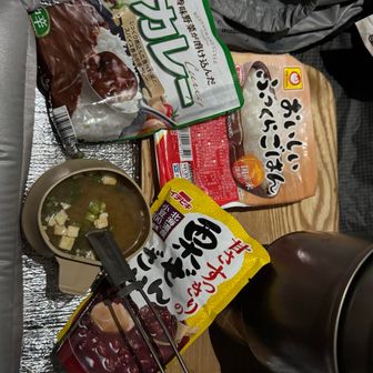 今日の献立
カレーライスと味噌汁
ご飯🍚はレトルトを裏技で5分でアツアツにして食べる😋
栗🌰入り善哉モチは2個入れた
はい、またもや腹パンパン