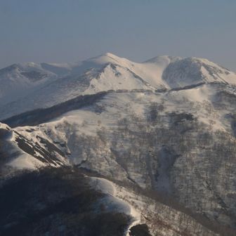 僕の行く尾根、中央が大源太山、バックは仙ノ倉山