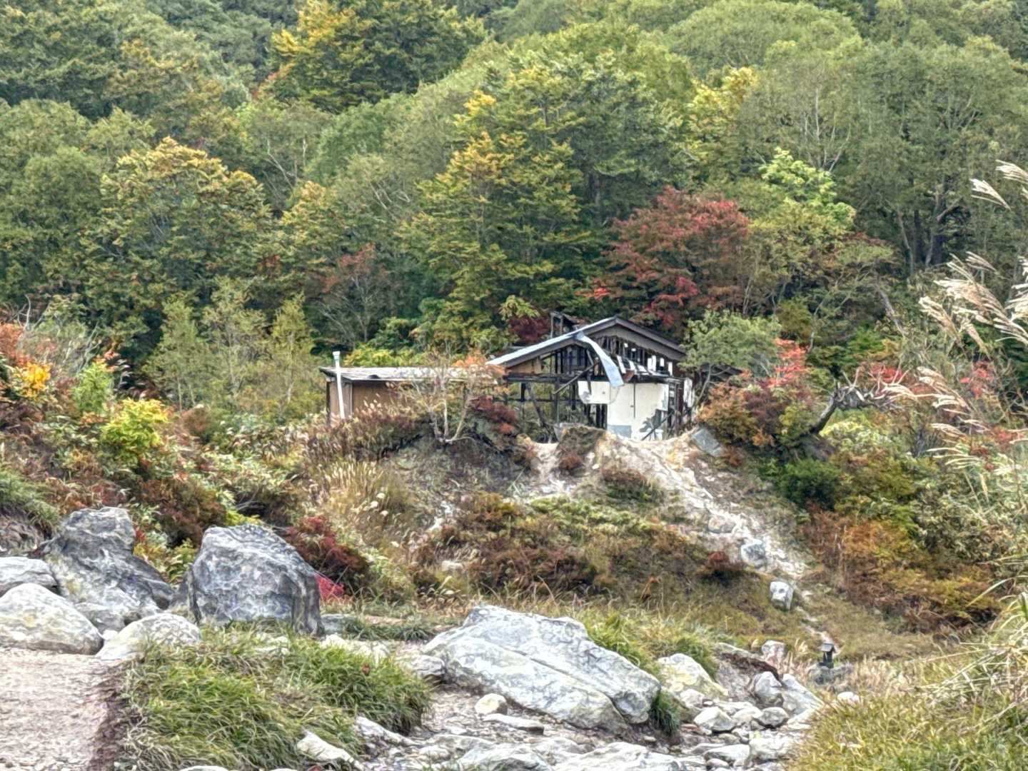 大きな湯治場跡地　昔の温泉を麓に引いた跡もあり
かなり手間と人をかけた形跡があり、古き良き昔が偲ばれる