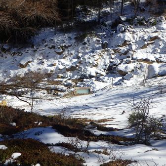 野天風呂は登山道から丸見え…