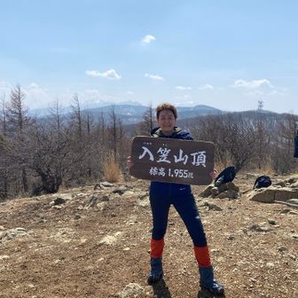 南アルプスの名峰たちをバックに山頂で一枚。
写真を撮ってくださったお二人組のハイカーさん、ありがとうございました！
南アルプス、中央アルプスのお山の名前、北アルプスの位置も教えてもらいました⛰️