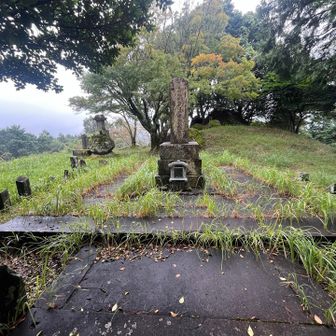 江戸時代にこの地を治めた岡藩の第8代藩主・中川久貞（なかがわひさただ）のお墓。