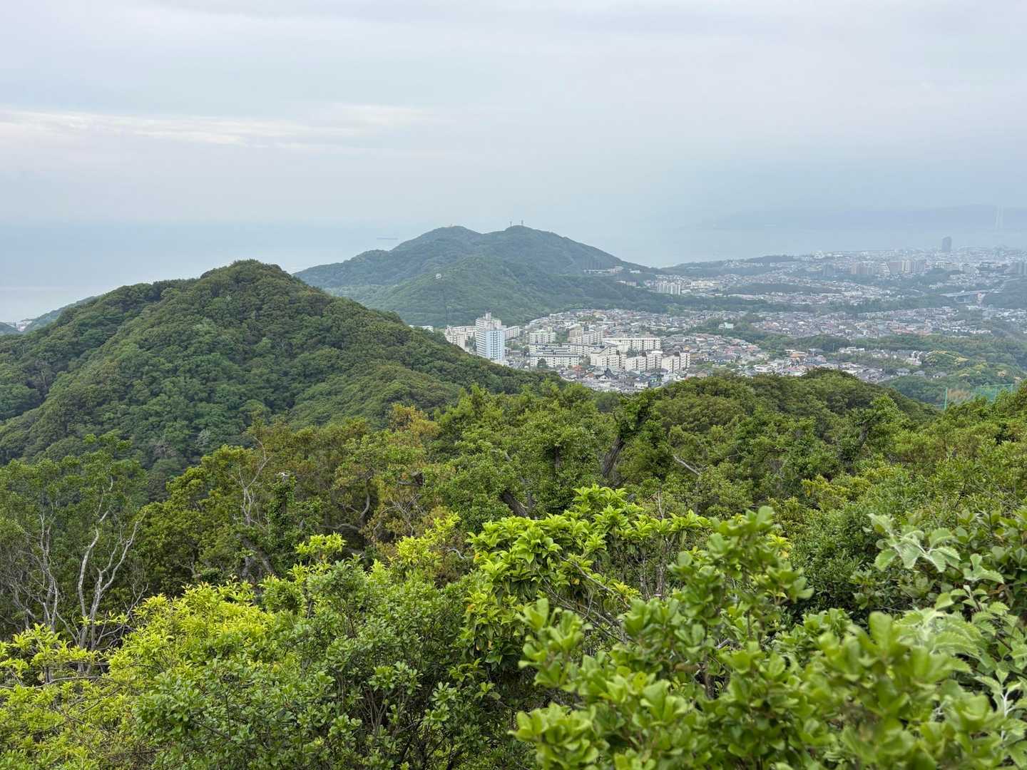 須磨アルプス｜山陽電鉄の駅と駅を結ぶ岩肌と絶景の山歩道の写真