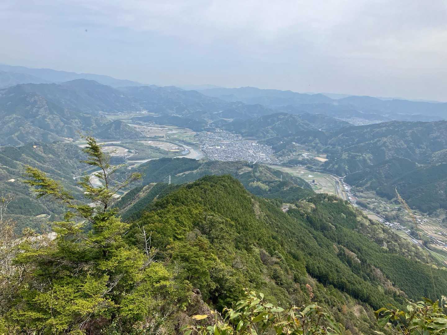 下に見える仁淀川側から登りました