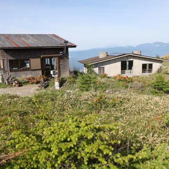 左はカフェ。朝早くからコーヒーが飲めます。右は鉢伏山荘の別棟？
１回にトイレがあります。
