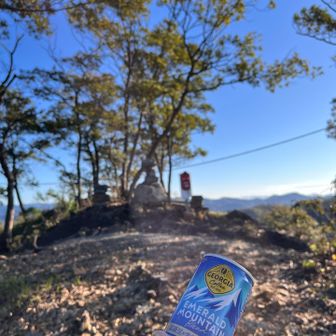 登山口の自販機で購入したエメマンで休憩